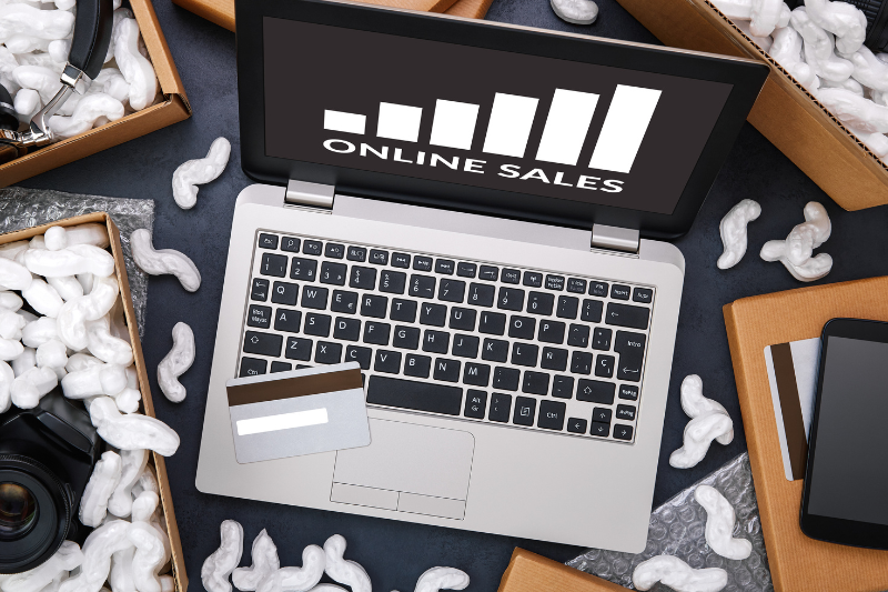 Immagine carta e computer per aumentare le vendite online